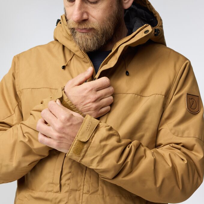 skogso_padded_jacket_m_82279-232_j_model_fjr.jpg